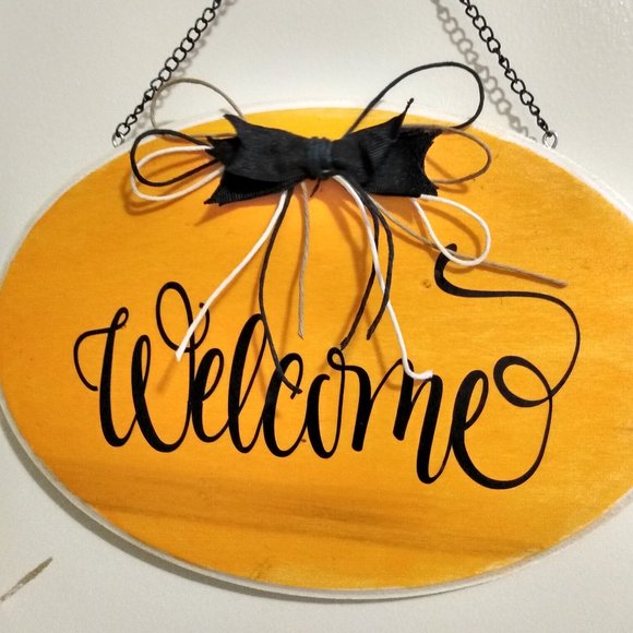 Halloween inspired welcome door hanger - Picture 2 of 3